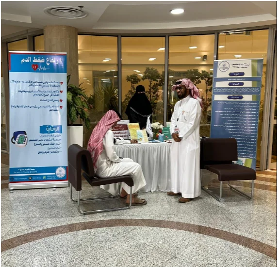 جمعية الأمراض المزمنة تقيم ركن توعوي بمناسبة اليوم العالمي لإرتفاع ضغط الدم في بلدية الخرج